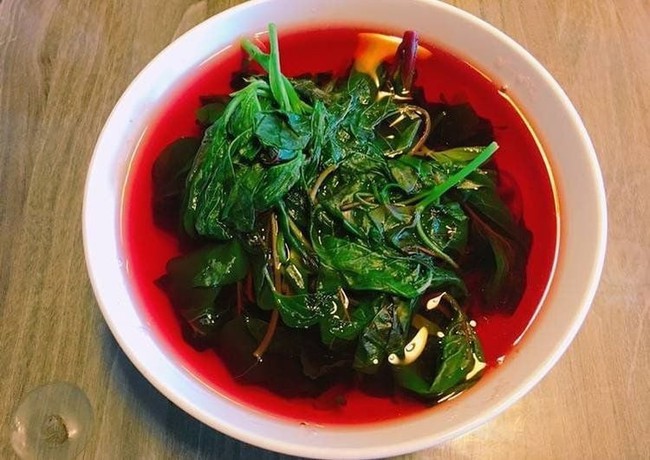 Loại rau "rẻ bèo" ở chợ Việt nhưng giàu dinh dưỡng đáng kinh ngạc: Axit folic gấp 46 lần dưa chuột, canxi gấp 3 lần rau bina - Ảnh 2. Loại rau "rẻ bèo" ở chợ Việt nhưng giàu dinh dưỡng đáng kinh ngạc: Axit folic gấp 46 lần dưa chuột, canxi gấp 3 lần rau bina - Ảnh 2.