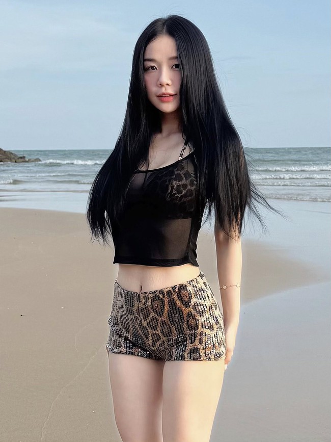 Cindy Lư gái 2 con sở hữu sắc vóc gái son phải mơ ước: Có 5 bí quyết đáng học hỏi để tự tin diện từ croptop bé xíu đến bikini cắt xẻ táo bạo - Ảnh 4. Cindy Lư gái 2 con sở hữu sắc vóc gái son phải mơ ước: Có 5 bí quyết đáng học hỏi để tự tin diện từ croptop bé xíu đến bikini cắt xẻ táo bạo - Ảnh 4.