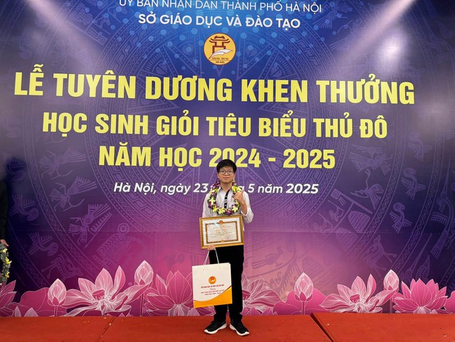 Nam sinh ĐỈNH nhất Hà Nội mùa thi năm nay: Thủ khoa tốt nghiệp, thủ khoa ĐGNL ĐHQG Hà Nội, top 4 đánh giá tư duy ĐH Bách Khoa- Giỏi gì giỏi thế? - Ảnh 2. Nam sinh ĐỈNH nhất Hà Nội mùa thi năm nay: Thủ khoa tốt nghiệp, thủ khoa ĐGNL ĐHQG Hà Nội, top 4 đánh giá tư duy ĐH Bách Khoa- Giỏi gì giỏi thế? - Ảnh 2.