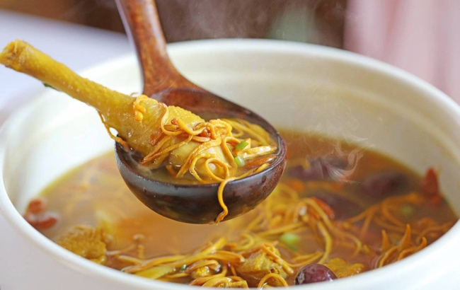 Hè này thử ngay món gà hầm hoa trùng thảo: Dễ nấu, đẹp da, khỏe bụng! - Ảnh 4. Hè này thử ngay món gà hầm hoa trùng thảo: Dễ nấu, đẹp da, khỏe bụng! - Ảnh 4.