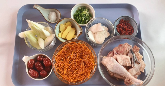 Hè này thử ngay món gà hầm hoa trùng thảo: Dễ nấu, đẹp da, khỏe bụng! - Ảnh 1. Hè này thử ngay món gà hầm hoa trùng thảo: Dễ nấu, đẹp da, khỏe bụng! - Ảnh 1.