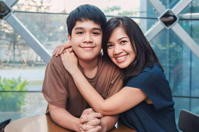 Bà mẹ Hà Nội mừng rỡ khoe: &quot;Gần chục năm rồi, con trai mới đồng ý để bố chở&quot;, nhiều người &quot;mắng&quot;: Chị kể câu chuyện này để rút ra bài học gì? - Ảnh 1.
