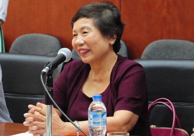 Mẹ chồng 1 nàng Hậu Việt đã giàu sụ còn học hành quá đỉnh: Xem liệt kê thành tích mà choáng! - Ảnh 2. Mẹ chồng 1 nàng Hậu Việt đã giàu sụ còn học hành quá đỉnh: Xem liệt kê thành tích mà choáng! - Ảnh 2.