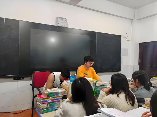 Bí quyết học tập của thủ khoa: Nghe cho vui chứ đừng học theo! Muốn tiến bộ thật sự, hãy học từ nhóm người này! - Ảnh 1. Bí quyết học tập của thủ khoa: Nghe cho vui chứ đừng học theo! Muốn tiến bộ thật sự, hãy học từ nhóm người này! - Ảnh 1.