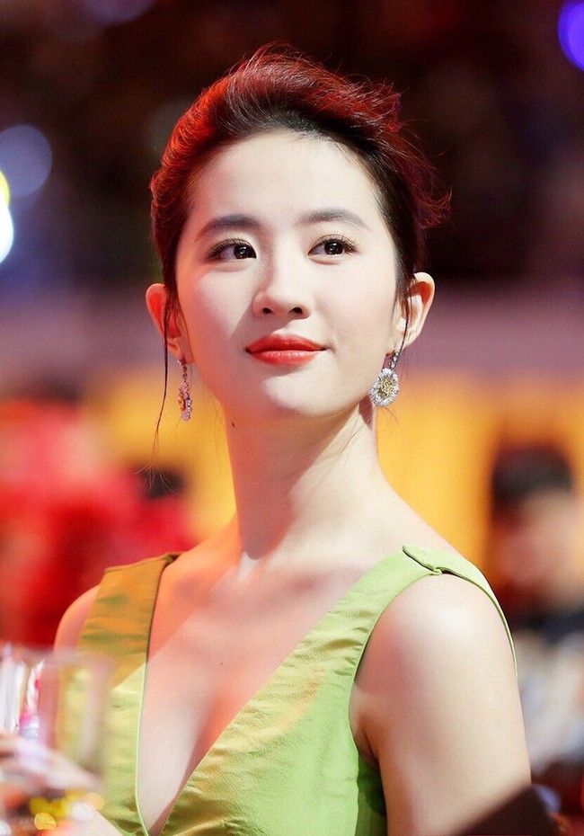 800px-liuyifeiatthe2016bazaarstarscharitynight-1753326593810590992331.jpg