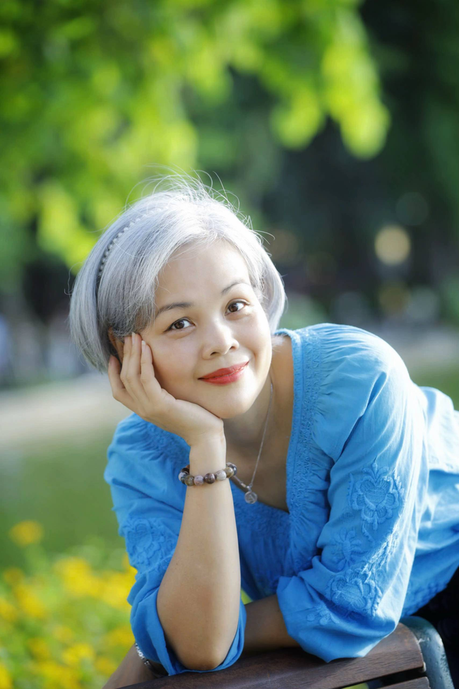 Phụ nữ U50 trải lòng về mái tóc bạc nhuộn màu thời gian: - Ảnh 1. Phụ nữ U50 trải lòng về mái tóc bạc nhuộn màu thời gian: - Ảnh 1.