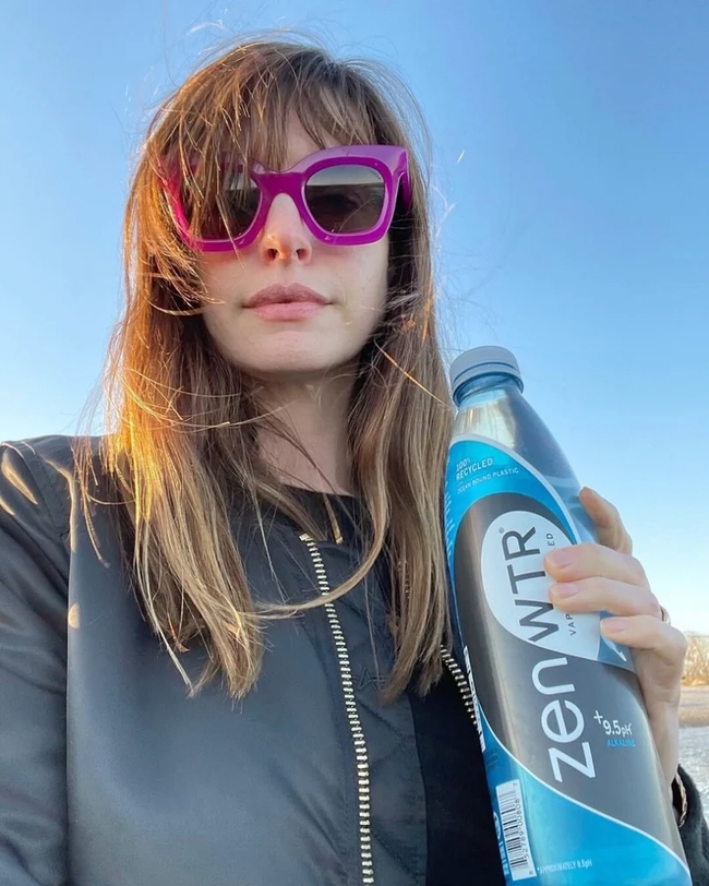 Anne Hathaway ở tuổi 42 vẫn đẹp rạng ngời! Bí quyết giữ gìn nhan sắc suốt 20 năm – bắt đầu chú trọng từ tuổi 30 - Ảnh 3. Anne Hathaway ở tuổi 42 vẫn đẹp rạng ngời! Bí quyết giữ gìn nhan sắc suốt 20 năm – bắt đầu chú trọng từ tuổi 30 - Ảnh 3.