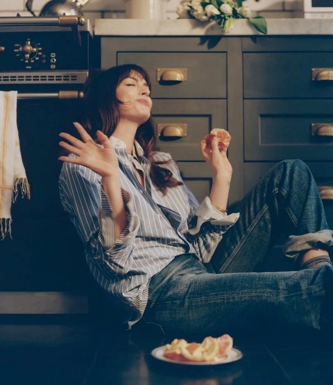 Anne Hathaway ở tuổi 42 vẫn đẹp rạng ngời! Bí quyết giữ gìn nhan sắc suốt 20 năm – bắt đầu chú trọng từ tuổi 30 - Ảnh 9. Anne Hathaway ở tuổi 42 vẫn đẹp rạng ngời! Bí quyết giữ gìn nhan sắc suốt 20 năm – bắt đầu chú trọng từ tuổi 30 - Ảnh 9.