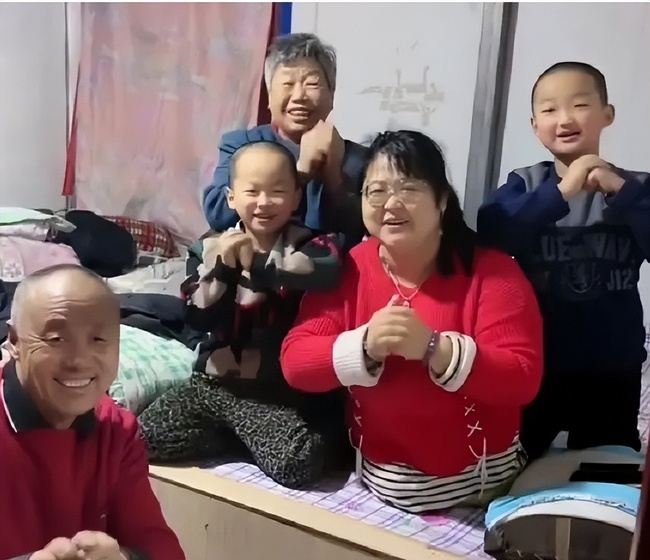 Mẹ chỉ có nửa cơ thể, bố bị liệt một chân: Cặp đôi khuyết tật sinh đôi thành công và cuộc sống hiện tại khiến ai cũng rơi lệ - Ảnh 7. Mẹ chỉ có nửa cơ thể, bố bị liệt một chân: Cặp đôi khuyết tật sinh đôi thành công và cuộc sống hiện tại khiến ai cũng rơi lệ - Ảnh 7.