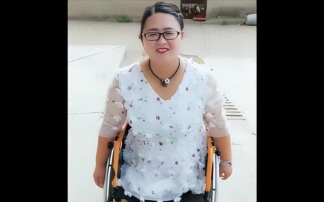 Mẹ chỉ có nửa cơ thể, bố bị liệt một chân: Cặp đôi khuyết tật sinh đôi thành công và cuộc sống hiện tại khiến ai cũng rơi lệ - Ảnh 1. Mẹ chỉ có nửa cơ thể, bố bị liệt một chân: Cặp đôi khuyết tật sinh đôi thành công và cuộc sống hiện tại khiến ai cũng rơi lệ - Ảnh 1.