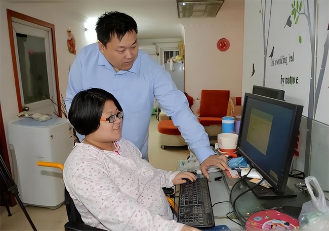 Mẹ chỉ có nửa cơ thể, bố bị liệt một chân: Cặp đôi khuyết tật sinh đôi thành công và cuộc sống hiện tại khiến ai cũng rơi lệ - Ảnh 6. Mẹ chỉ có nửa cơ thể, bố bị liệt một chân: Cặp đôi khuyết tật sinh đôi thành công và cuộc sống hiện tại khiến ai cũng rơi lệ - Ảnh 6.