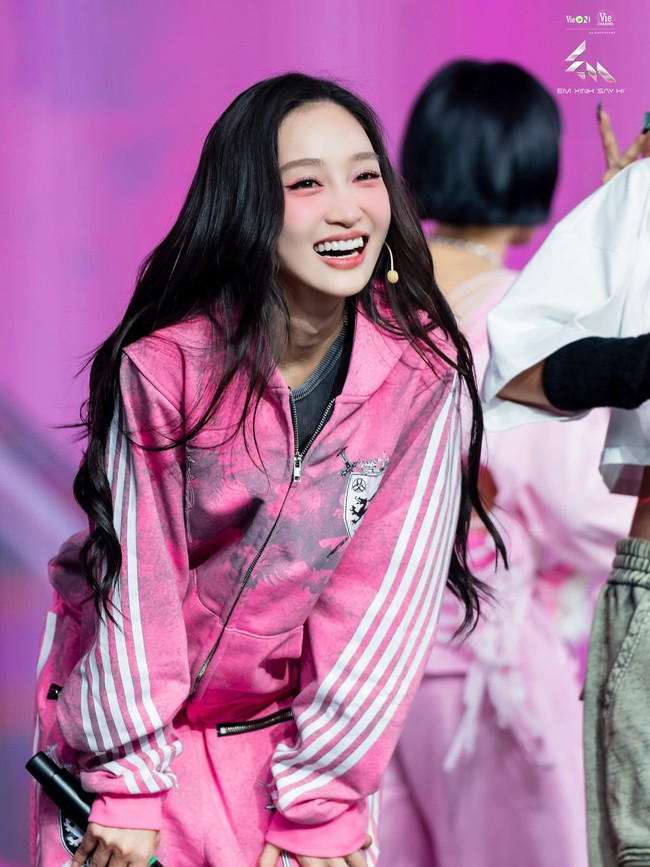 Jyky San ngày càng tỏa sáng được kỳ vọng lớn tại "Em xinh say hi": Làm răng kiểu này bảo sao visual chuẩn bạch nguyệt quang, nụ cười trong veo ai nhìn cũng mê - Ảnh 5. Jyky San ngày càng tỏa sáng được kỳ vọng lớn tại "Em xinh say hi": Làm răng kiểu này bảo sao visual chuẩn bạch nguyệt quang, nụ cười trong veo ai nhìn cũng mê - Ảnh 5.