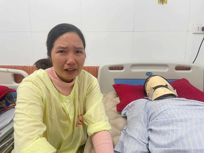 Xót xa cảnh vợ ôm theo con nhỏ đến bệnh viện chăm chồng bị tai nạn liệt toàn thân - Ảnh 1. Xót xa cảnh vợ ôm theo con nhỏ đến bệnh viện chăm chồng bị tai nạn liệt toàn thân - Ảnh 1.