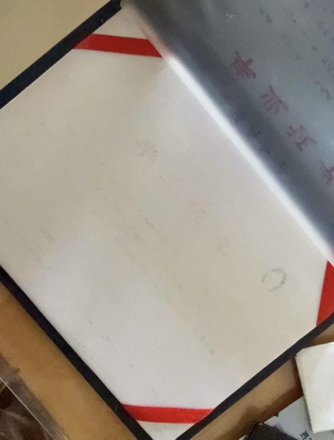 Lôi bằng đại học cất trong tủ ra xem lại, chàng trai không tin nổi vào mắt mình: Thôi xong, "toang" 4 năm ăn học! - Ảnh 1. Lôi bằng đại học cất trong tủ ra xem lại, chàng trai không tin nổi vào mắt mình: Thôi xong, "toang" 4 năm ăn học! - Ảnh 1.