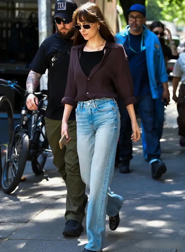 Mùa hè nhất định phải có một chiếc quần jeans ống rộng – mặc lên trẻ trung, sành điệu hơn gấp bội - Ảnh 8. Mùa hè nhất định phải có một chiếc quần jeans ống rộng – mặc lên trẻ trung, sành điệu hơn gấp bội - Ảnh 8.