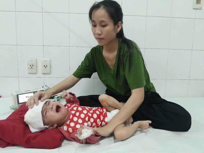 Thai phụ ôm con trai 3 tuổi bị tim bẩm sinh, suy dinh dưỡng nặng cầu cứu - Ảnh 1. Thai phụ ôm con trai 3 tuổi bị tim bẩm sinh, suy dinh dưỡng nặng cầu cứu - Ảnh 1.
