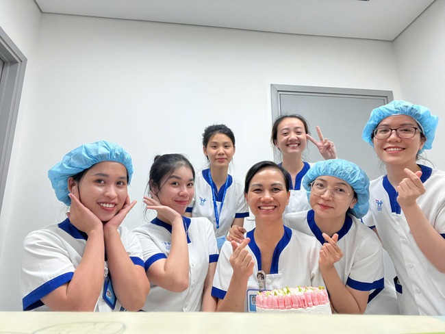 Có một nghề mang sự sống đến thế giới: Hành trình 17 năm làm nữ hộ sinh và những khoảnh khắc xúc động phía sau cánh cửa phòng sinh - Ảnh 2. Có một nghề mang sự sống đến thế giới: Hành trình 17 năm làm nữ hộ sinh và những khoảnh khắc xúc động phía sau cánh cửa phòng sinh - Ảnh 2.