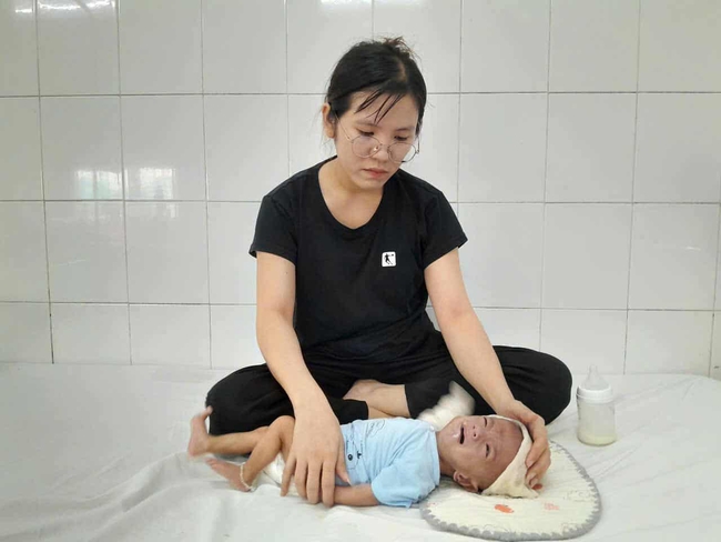 Vừa cưới được 2 ngày thì sinh con bệnh tật, người mẹ cầu cứu mong giữ mạng sống cho con - Ảnh 1. Vừa cưới được 2 ngày thì sinh con bệnh tật, người mẹ cầu cứu mong giữ mạng sống cho con - Ảnh 1.