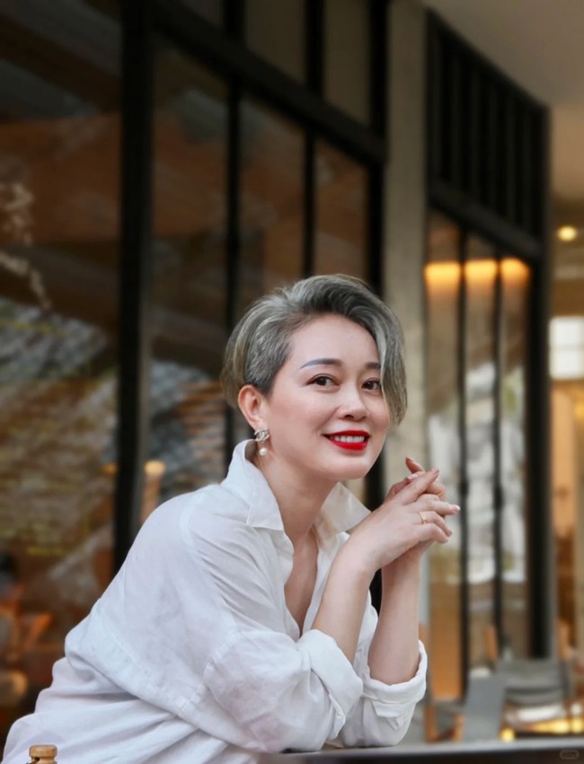 Ở tuổi 54, tôi từng lo tóc bạc khiến mình già đi nhưng hóa ra lại giúp tôi thể hiện khí chất - Ảnh 6. Ở tuổi 54, tôi từng lo tóc bạc khiến mình già đi nhưng hóa ra lại giúp tôi thể hiện khí chất - Ảnh 6.