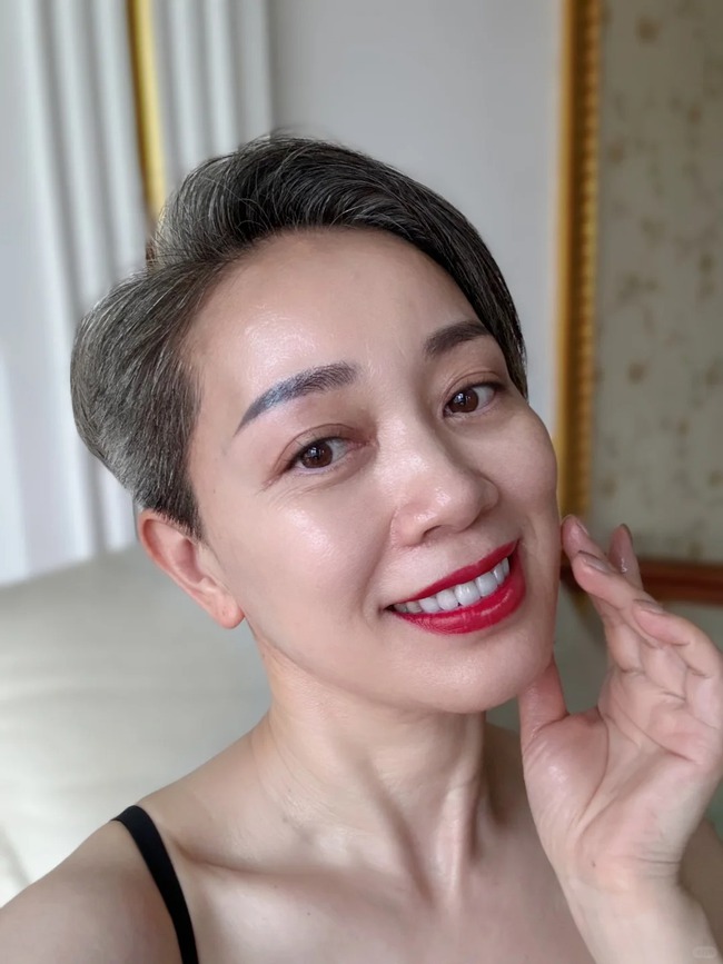Tuổi trung niên và mái tóc bạc tự nhiên: Khi thảnh thơi trở thành nét sang trọng nhất của người phụ nữ - Ảnh 3.