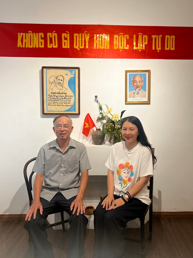 Chiếc áo phông được viết bằng hồi ức của người lính Cụ Hồ: Hành trình lan tỏa tình yêu nước của stylist Huyền Gin - Ảnh 1.