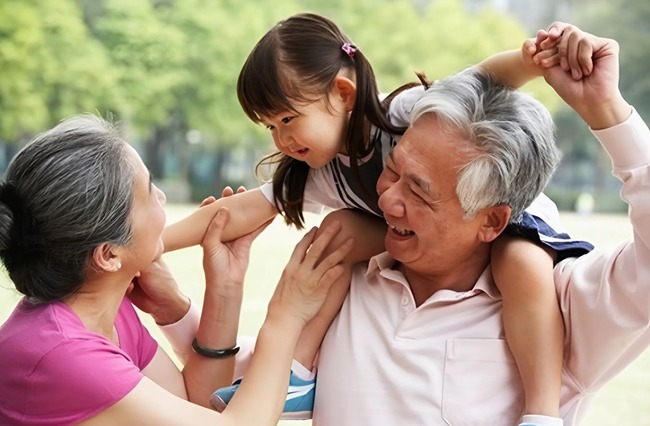 Khi về già, cha mẹ khôn ngoan có thể chia sẻ về lương hưu cho con cái nhưng tuyệt đối giấu kín điều này! - Ảnh 1. Khi về già, cha mẹ khôn ngoan có thể chia sẻ về lương hưu cho con cái nhưng tuyệt đối giấu kín điều này! - Ảnh 1.