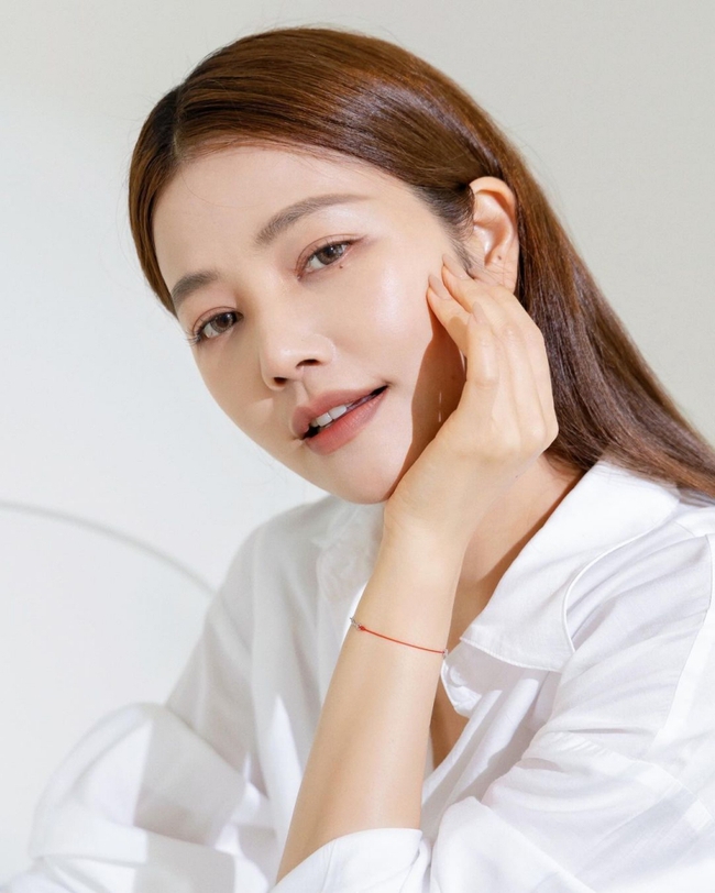 50 tuổi, người phụ này khiến nhiều người trầm trồ với 8 bí kíp giữ dáng và dưỡng da - Ảnh 1.