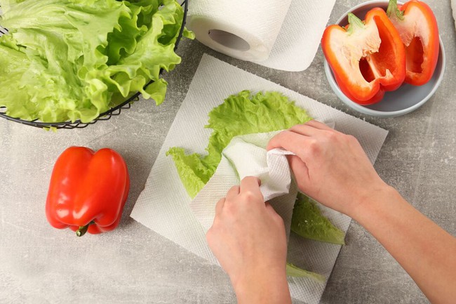 Bí quyết giữ rau xà lách tươi giòn suốt 3 tuần chỉ với 1 vật dụng nhà bếp - Ảnh 2. Bí quyết giữ rau xà lách tươi giòn suốt 3 tuần chỉ với 1 vật dụng nhà bếp - Ảnh 2.
