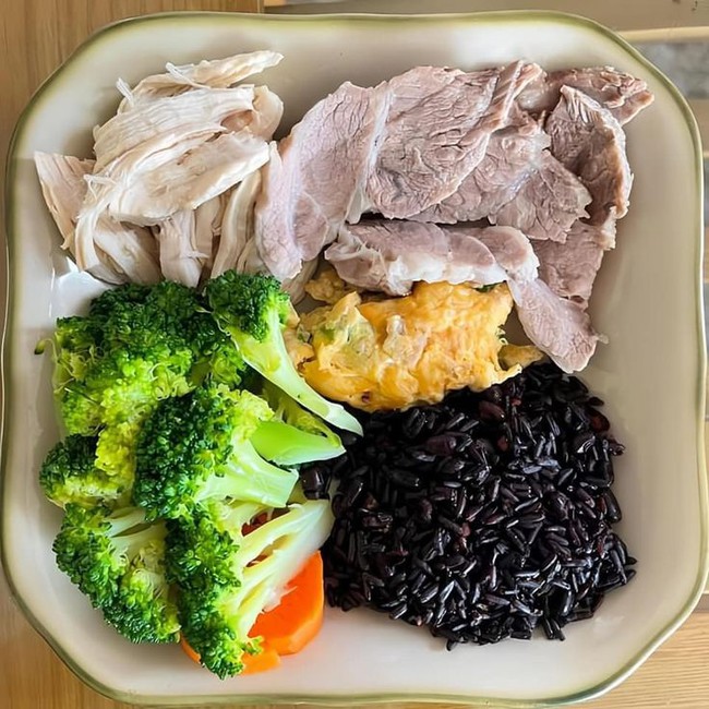30 ngày ăn gạo lứt thay gạo trắng: Tôi tăng ngược 2kg, cơ thể phản ứng lạ và bài học đắt giá từ một thói quen tưởng lành mạnh - Ảnh 2.