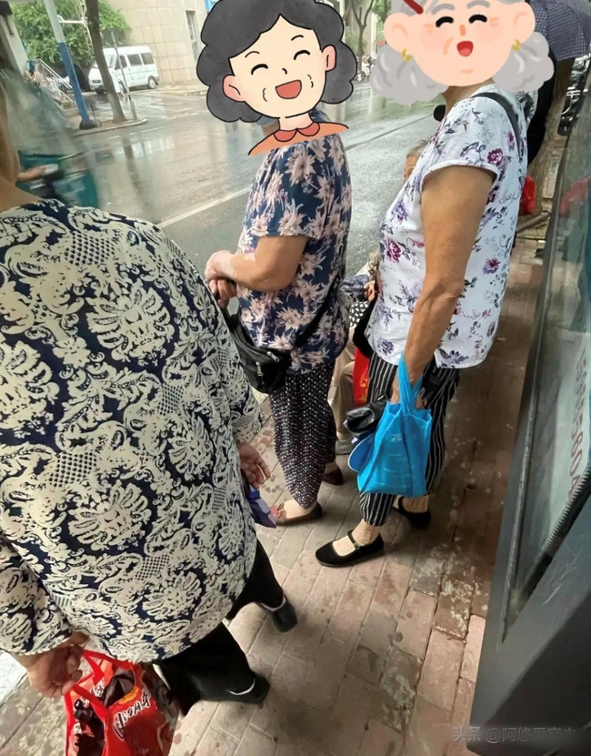 Phụ nữ tuổi 40+ nên tránh xa áo hoa sặc sỡ, chọn dáng suông thẳng để che khuyết điểm - Ảnh 2. Phụ nữ tuổi 40+ nên tránh xa áo hoa sặc sỡ, chọn dáng suông thẳng để che khuyết điểm - Ảnh 2.