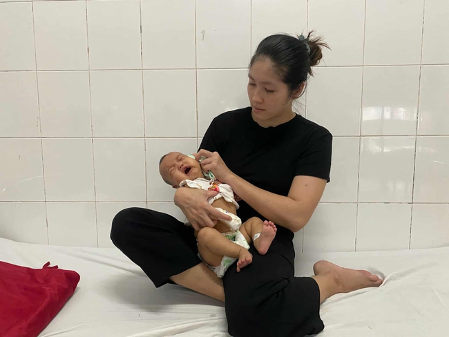 Bé gái 7 tháng tuổi mắc bệnh hiểm nghèo, gia đình không tiền chữa trị - Ảnh 1. Bé gái 7 tháng tuổi mắc bệnh hiểm nghèo, gia đình không tiền chữa trị - Ảnh 1.