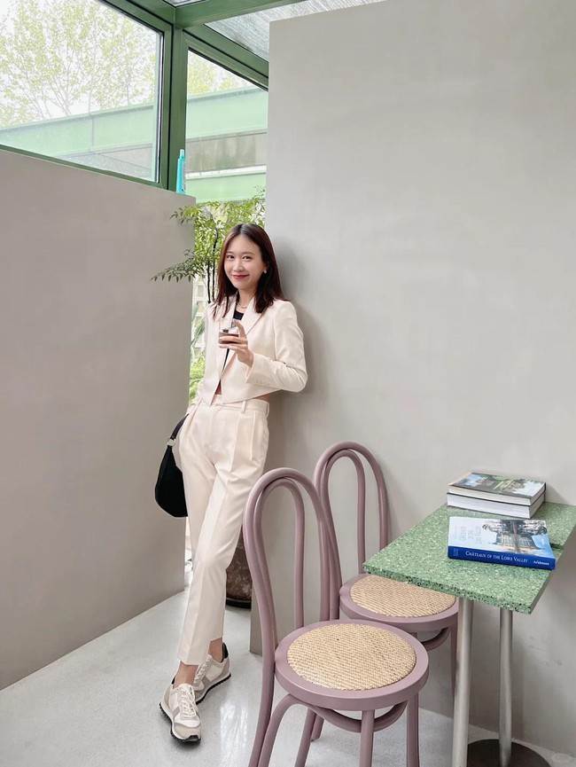 Đầu hè thu hút mọi ánh nhìn: "Ba món đồ cơ bản" tạo nên phong cách tối giản thanh lịch – bí kíp phối đồ dành cho bạn - Ảnh 3. Đầu hè thu hút mọi ánh nhìn: "Ba món đồ cơ bản" tạo nên phong cách tối giản thanh lịch – bí kíp phối đồ dành cho bạn - Ảnh 3.