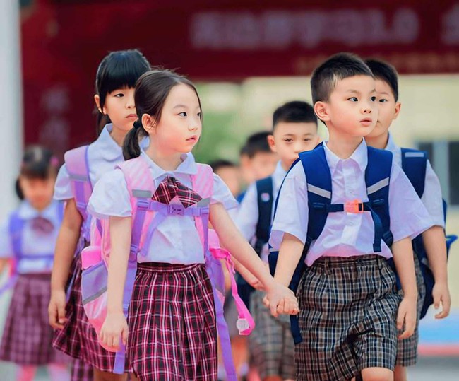 1 vấn đề nan giải ĐẦU NĂM HỌC khiến phụ huynh vò đầu bứt tai: Tiền thì chấp nhận tốn, nhưng an toàn của con thì sao? - Ảnh 1. 1 vấn đề nan giải ĐẦU NĂM HỌC khiến phụ huynh vò đầu bứt tai: Tiền thì chấp nhận tốn, nhưng an toàn của con thì sao? - Ảnh 1.