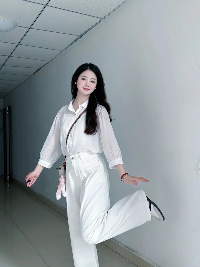 Đầu hè thu hút mọi ánh nhìn: "Ba món đồ cơ bản" tạo nên phong cách tối giản thanh lịch – bí kíp phối đồ dành cho bạn - Ảnh 6. Đầu hè thu hút mọi ánh nhìn: "Ba món đồ cơ bản" tạo nên phong cách tối giản thanh lịch – bí kíp phối đồ dành cho bạn - Ảnh 6.