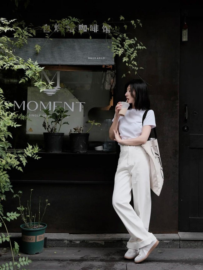 Đầu hè thu hút mọi ánh nhìn: "Ba món đồ cơ bản" tạo nên phong cách tối giản thanh lịch – bí kíp phối đồ dành cho bạn - Ảnh 5. Đầu hè thu hút mọi ánh nhìn: "Ba món đồ cơ bản" tạo nên phong cách tối giản thanh lịch – bí kíp phối đồ dành cho bạn - Ảnh 5.