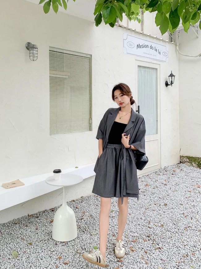 Đầu hè thu hút mọi ánh nhìn: "Ba món đồ cơ bản" tạo nên phong cách tối giản thanh lịch – bí kíp phối đồ dành cho bạn - Ảnh 4. Đầu hè thu hút mọi ánh nhìn: "Ba món đồ cơ bản" tạo nên phong cách tối giản thanh lịch – bí kíp phối đồ dành cho bạn - Ảnh 4.