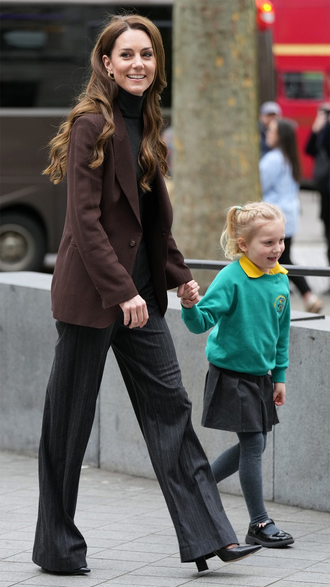 kate-middleton-bobeam-tree-trail-girl-npg-820x1457-1755843076304614175336.jpg