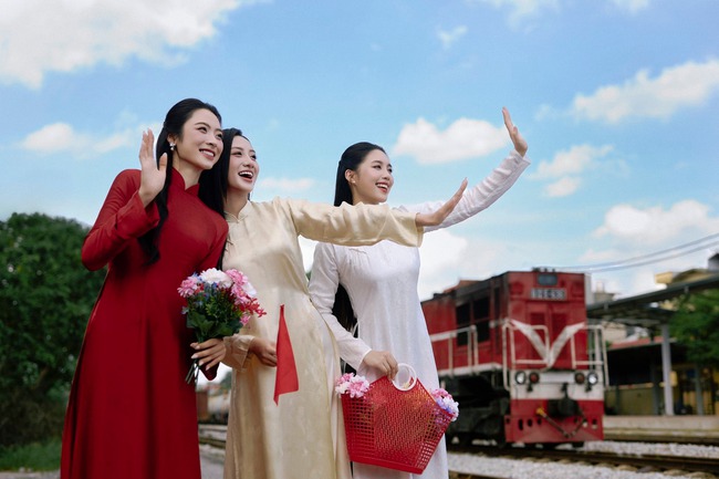 Thiếu tá Công an nhập vai ‘girl phố' Mai Ly lan tỏa lòng tự hào dân tộc qua tà áo dài truyền thống - Ảnh 5. Thiếu tá Công an nhập vai ‘girl phố' Mai Ly lan tỏa lòng tự hào dân tộc qua tà áo dài truyền thống - Ảnh 5.