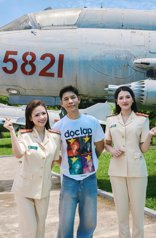 Thiếu tá Công an nhập vai ‘girl phố' Mai Ly lan tỏa lòng tự hào dân tộc qua tà áo dài truyền thống - Ảnh 3. Thiếu tá Công an nhập vai ‘girl phố' Mai Ly lan tỏa lòng tự hào dân tộc qua tà áo dài truyền thống - Ảnh 3.
