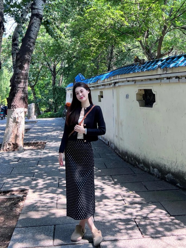 Mùa hè năm nay &quot;váy chấm bi&quot; lại gây sốt, phối thế này mới thật sự sang - Ảnh 3.