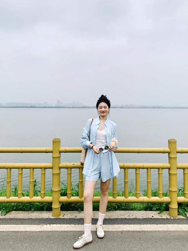 Giải mã công thức mặc đẹp đầu hè: Bí quyết thời trang ai cũng dễ dàng áp dụng - Ảnh 6. Giải mã công thức mặc đẹp đầu hè: Bí quyết thời trang ai cũng dễ dàng áp dụng - Ảnh 6.
