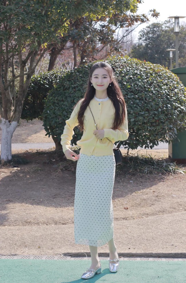 Mùa hè năm nay &quot;váy chấm bi&quot; lại gây sốt, phối thế này mới thật sự sang - Ảnh 12.