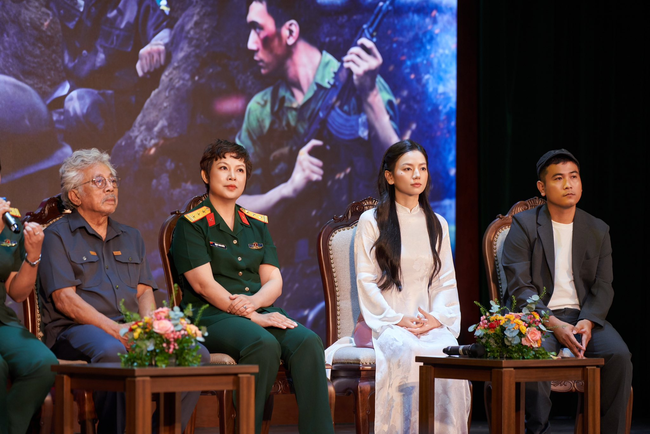 Em Hồng lái đò - Ảnh 5. Em Hồng lái đò - Ảnh 5.