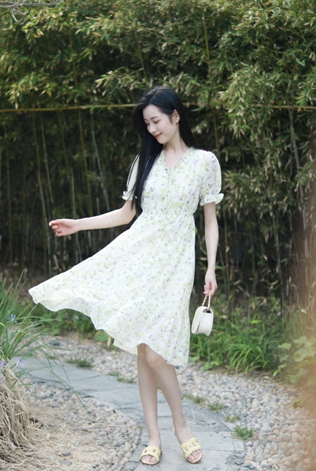 Tôi từng bị chê mặc váy hoa nhí trông sến, giờ thì ai cũng khen sang trọng - Ảnh 1. Tôi từng bị chê mặc váy hoa nhí trông sến, giờ thì ai cũng khen sang trọng - Ảnh 1.