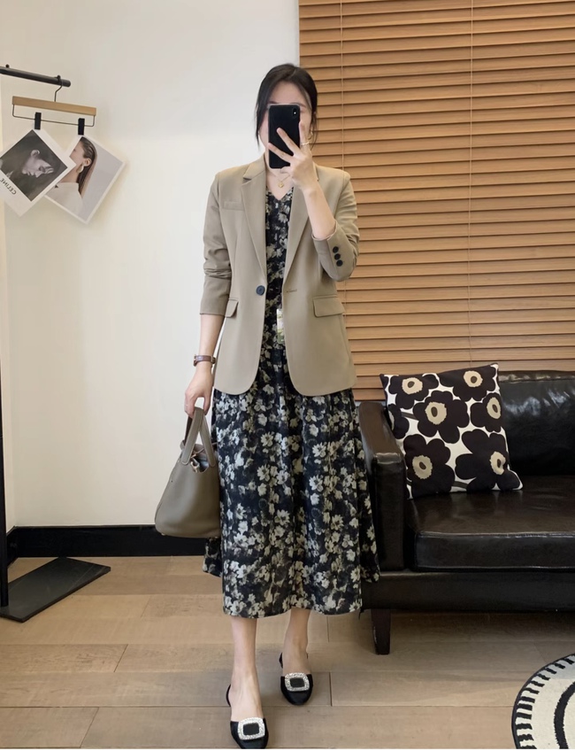Tôi từng bị chê mặc váy hoa nhí trông sến, giờ thì ai cũng khen sang trọng - Ảnh 4. Tôi từng bị chê mặc váy hoa nhí trông sến, giờ thì ai cũng khen sang trọng - Ảnh 4.