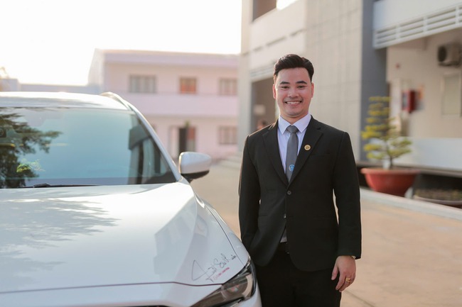 Nam sinh Đắk Nông nhận 3 triệu đồng cầm cố tài sản của mẹ vào đại học, sau 13 năm là Luật sư trẻ, thành tích đáng nể - Ảnh 1. Nam sinh Đắk Nông nhận 3 triệu đồng cầm cố tài sản của mẹ vào đại học, sau 13 năm là Luật sư trẻ, thành tích đáng nể - Ảnh 1.
