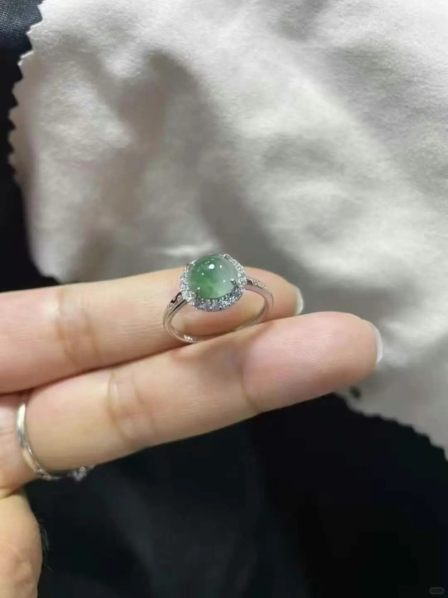 Vì sao các phú bà Trung Quốc ưa đeo ngọc phỉ thúy? - Ảnh 6.