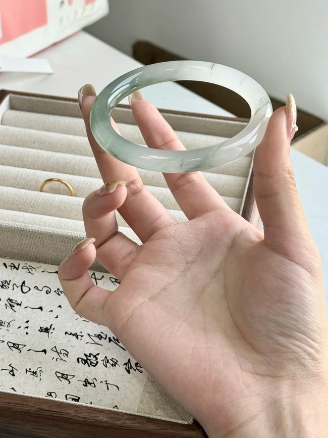 Vì sao các phú bà Trung Quốc ưa đeo ngọc phỉ thúy? - Ảnh 3.