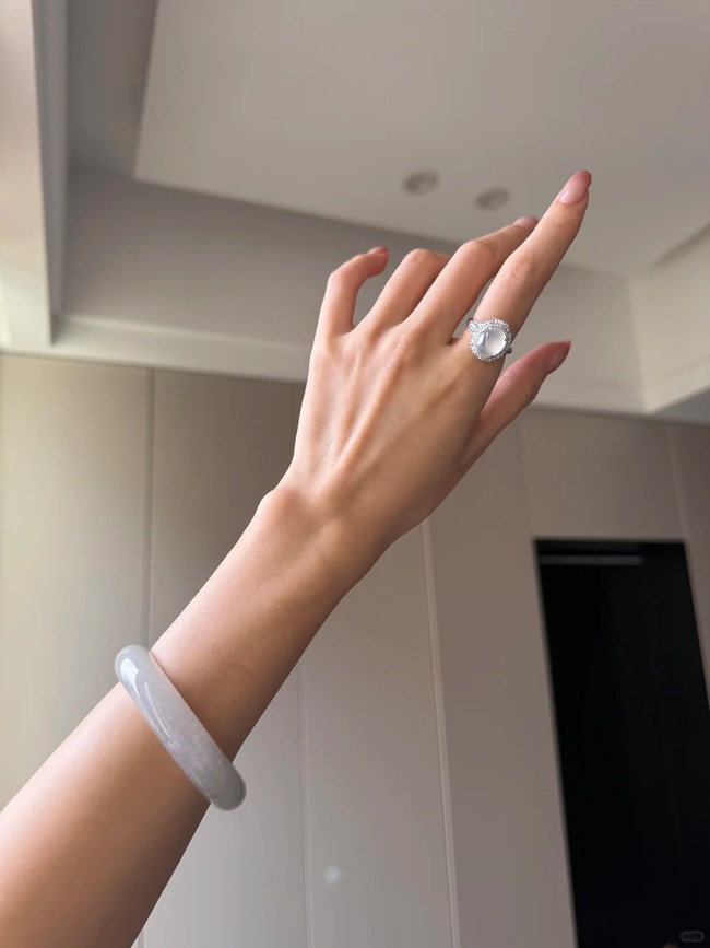 Vòng phỉ thúy – Từ thú chơi xa xỉ đến “mật mã” quyền lực của phú bà Trung Quốc - Ảnh 1. Vòng phỉ thúy – Từ thú chơi xa xỉ đến “mật mã” quyền lực của phú bà Trung Quốc - Ảnh 1.