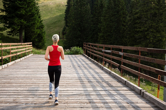 Sau tuổi 45, tôi đã đi bộ kiểu này: Không ngờ mỡ bụng giảm nhanh hơn cả tập gym - Ảnh 3. Sau tuổi 45, tôi đã đi bộ kiểu này: Không ngờ mỡ bụng giảm nhanh hơn cả tập gym - Ảnh 3.